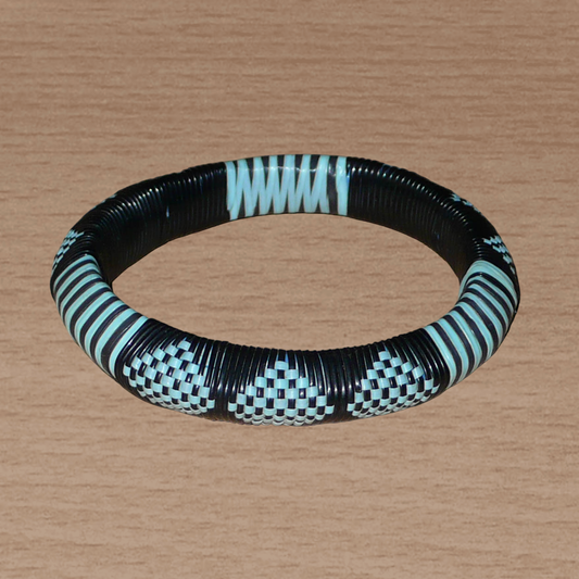 Bracelet africain noir et bleu à motifs ethniques rayés et à damiers, fabriqué au Burkina Faso dans une optique artisanale eco-responsable, composé de fines bandes de plastique recyclé.