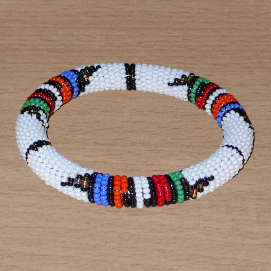 Bracelet africain tubulaire blanc et multicolore à motifs traditionnels zoulous composé de perles de rocaille tissées.