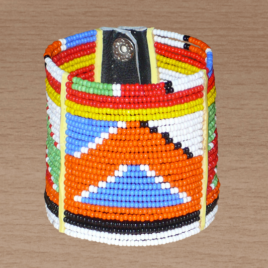 Bracelet africain traditionnel composé de perles de rocaille aux couleurs et motifs ethniques Massai enfilées sur vingt-six rangées de fils de fer fixés sur des charnières en plastique. Il se ferme avec des boutons pressions.