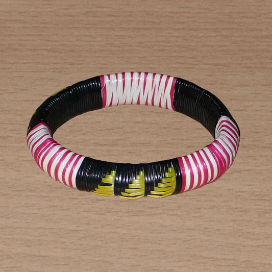 Bracelet africain ethnique eco-friendly composé de motifs tressés à partir de bandes de plastique recyclé noir, jaune, rose et blanc.