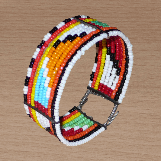 Bracelet africain tribal à motifs géométriques Massai fait de dix rangées de perles de rocaille multicolores enfilées sur des fils de fer fixés sur des charnières en plastique. Le bracelet se ferme avec des crochets.