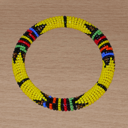 Bracelet africain traditionnel jaune et multicolore à motifs ethniques zoulous composé d'un tissage de perles de rocaille.