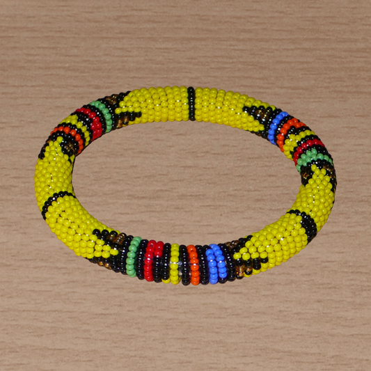 Bracelet africain traditionnel jaune et multicolore à motifs ethniques zoulous composé d'un tissage de perles de rocaille.
