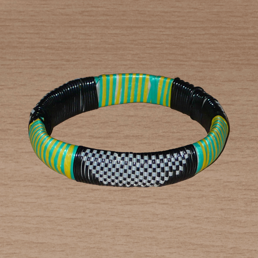 Bracelet africain eco-friendly tressé avec des fines bandes de plastique recyclé noir, blanc, vert et jaune.