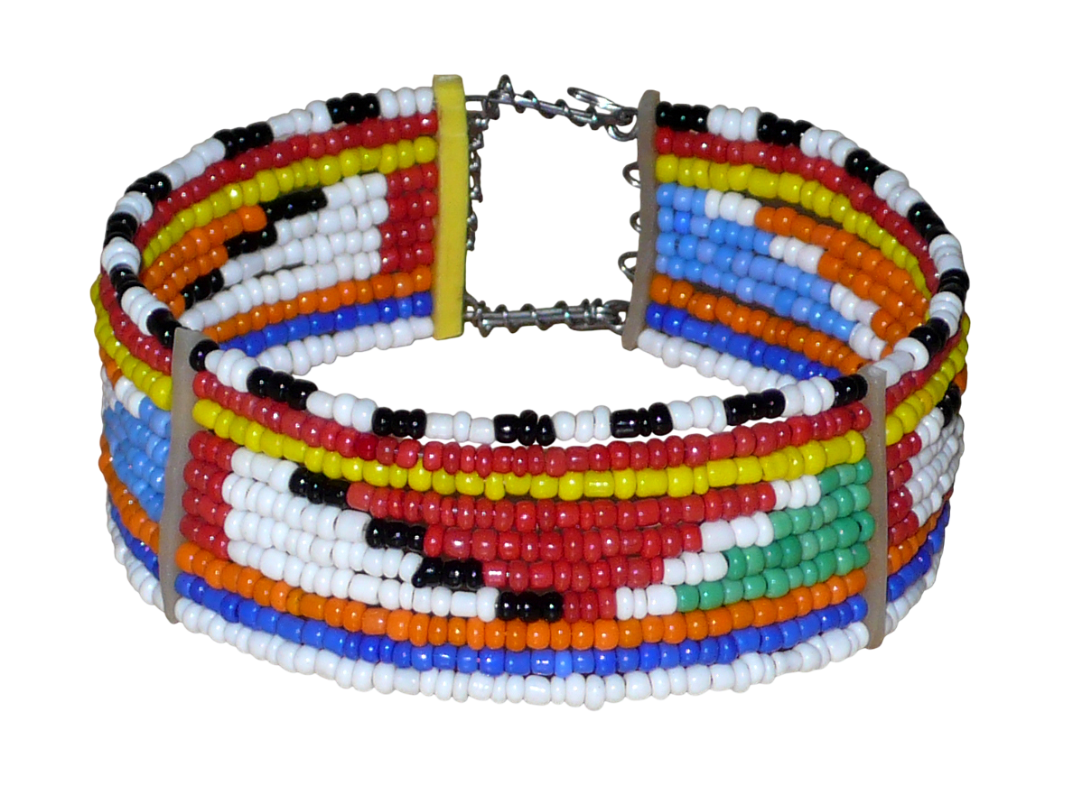 Bracelet africain Massai à motifs tribaux composé de perles de rocaille multicolores glissées sur 10 rangées de fer insérés dans des charnières en plastique recyclé.