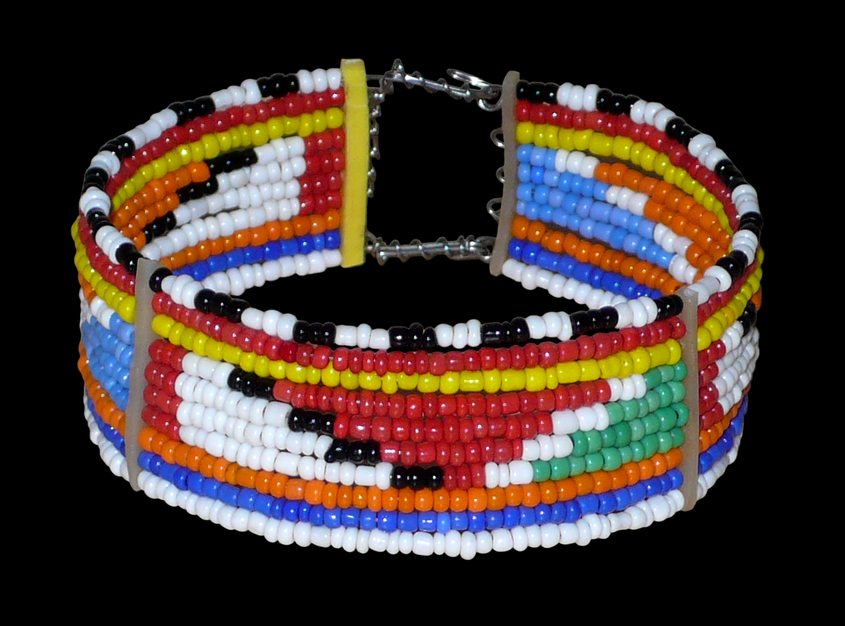 Bracelet africain Massai à motifs tribaux composé de perles de rocaille multicolores glissées sur 10 rangées de fer insérés dans des charnières en plastique recyclé.