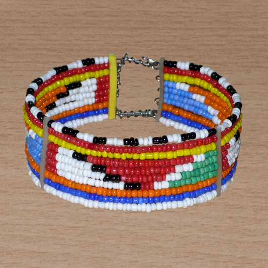 Bracelet africain Massai à motifs tribaux composé de perles de rocaille multicolores glissées sur 10 rangées de fer insérés dans des charnières en plastique recyclé.