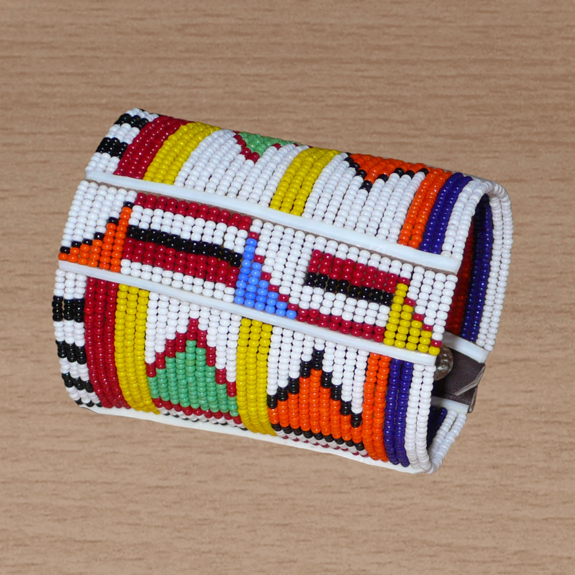 Bracelet africain traditionnel Massai aux couleurs exotiques composé de plusieurs rangées de perles de rocaille blanches et multicolores glissées sur des fils de fer fixés sur des charnières en plastique blanc.