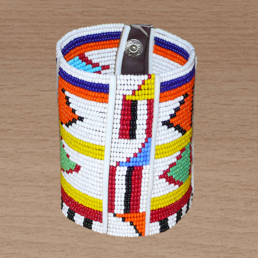 Bracelet africain traditionnel Massai aux couleurs exotiques composé de plusieurs rangées de perles de rocaille blanches et multicolores glissées sur des fils de fer fixés sur des charnières en plastique blanc.