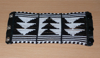 Bracelet africain Massai bicolore à motifs ethniques composé de plusieurs rangées de perles de rocaille noires et blanches.