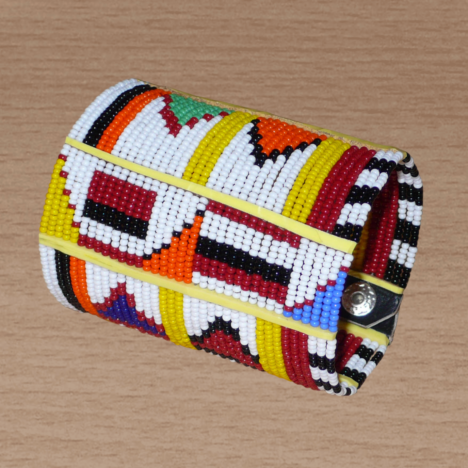 Bracelet africain traditionnel à motifs ethniques Massai composé de perles de rocaille blanches et multicolores fixées sur trente-six rangées de fils de fer.
