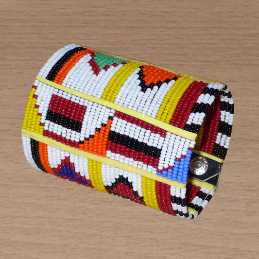 Bracelet africain traditionnel à motifs ethniques Massai composé de perles de rocaille blanches et multicolores fixées sur trente-six rangées de fils de fer.