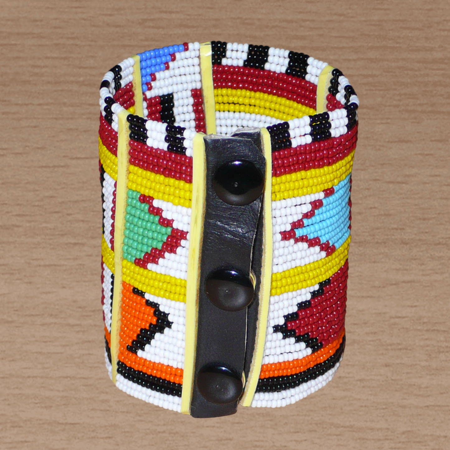 Bracelet africain traditionnel à motifs ethniques Massai composé de perles de rocaille blanches et multicolores fixées sur trente-six rangées de fils de fer.