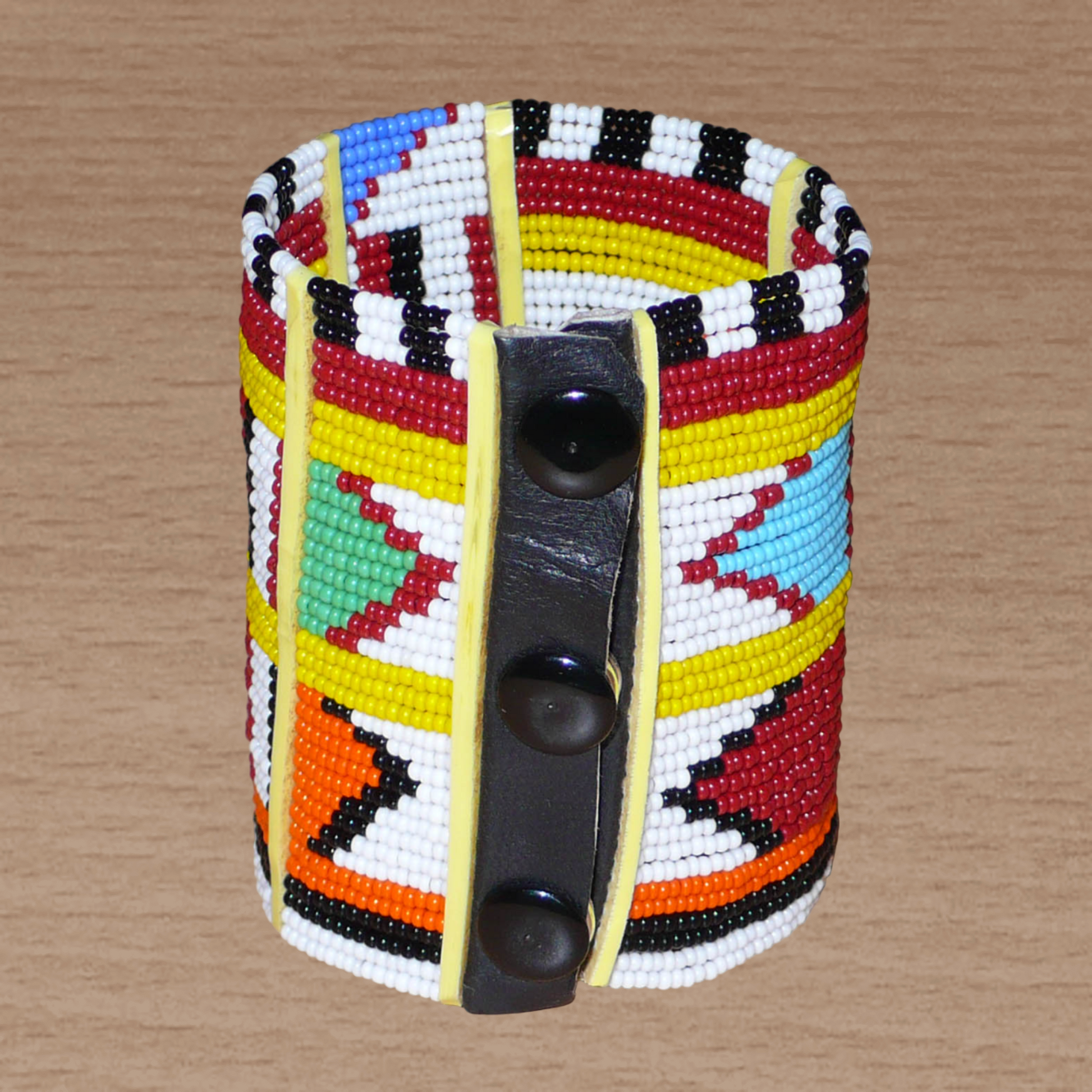 Bracelet africain traditionnel à motifs ethniques Massai composé de perles de rocaille blanches et multicolores fixées sur trente-six rangées de fils de fer.