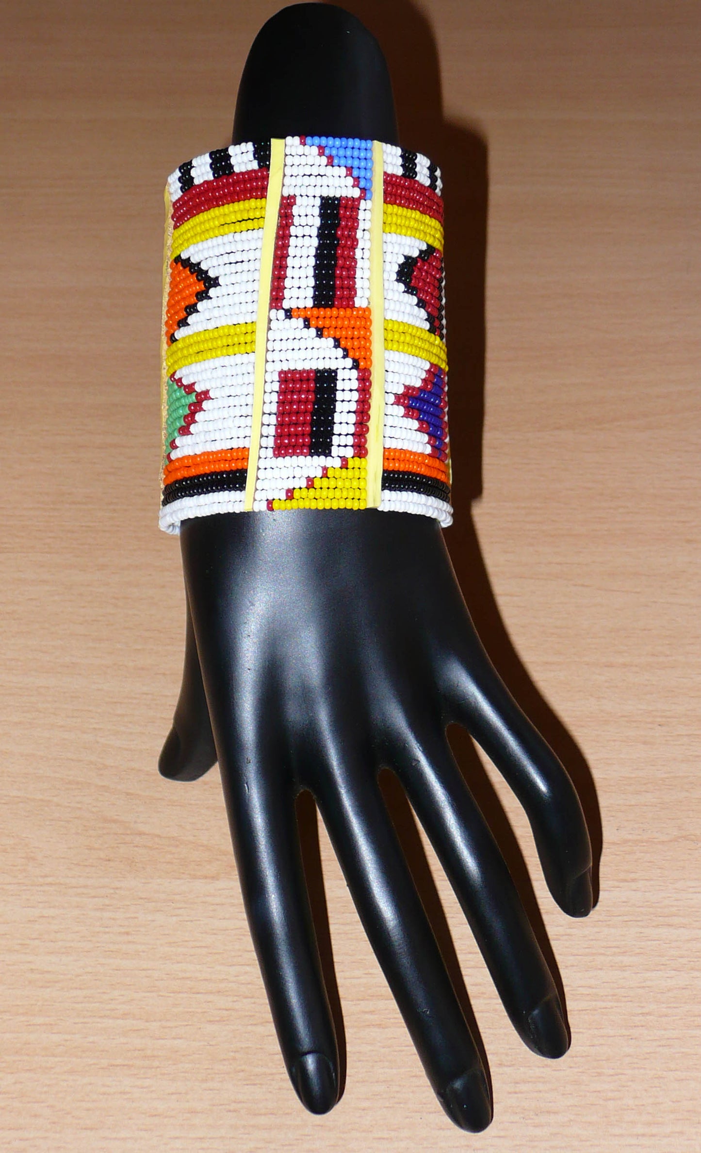 Bracelet africain traditionnel à motifs ethniques Massai composé de perles de rocaille blanches et multicolores fixées sur trente-six rangées de fils de fer.