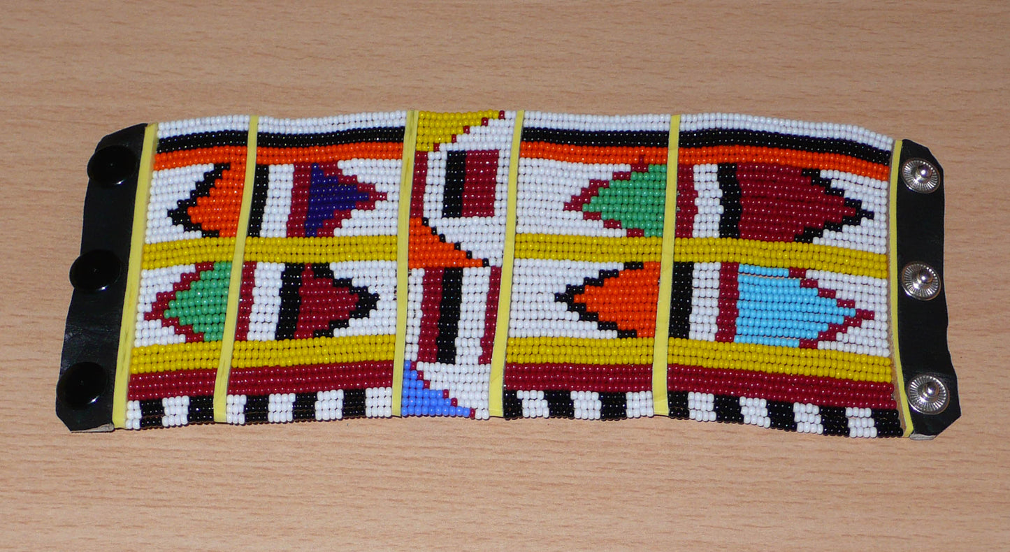 Bracelet africain traditionnel à motifs ethniques Massai composé de perles de rocaille blanches et multicolores fixées sur trente-six rangées de fils de fer.