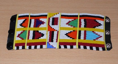 Bracelet africain traditionnel à motifs ethniques Massai composé de perles de rocaille blanches et multicolores fixées sur trente-six rangées de fils de fer.