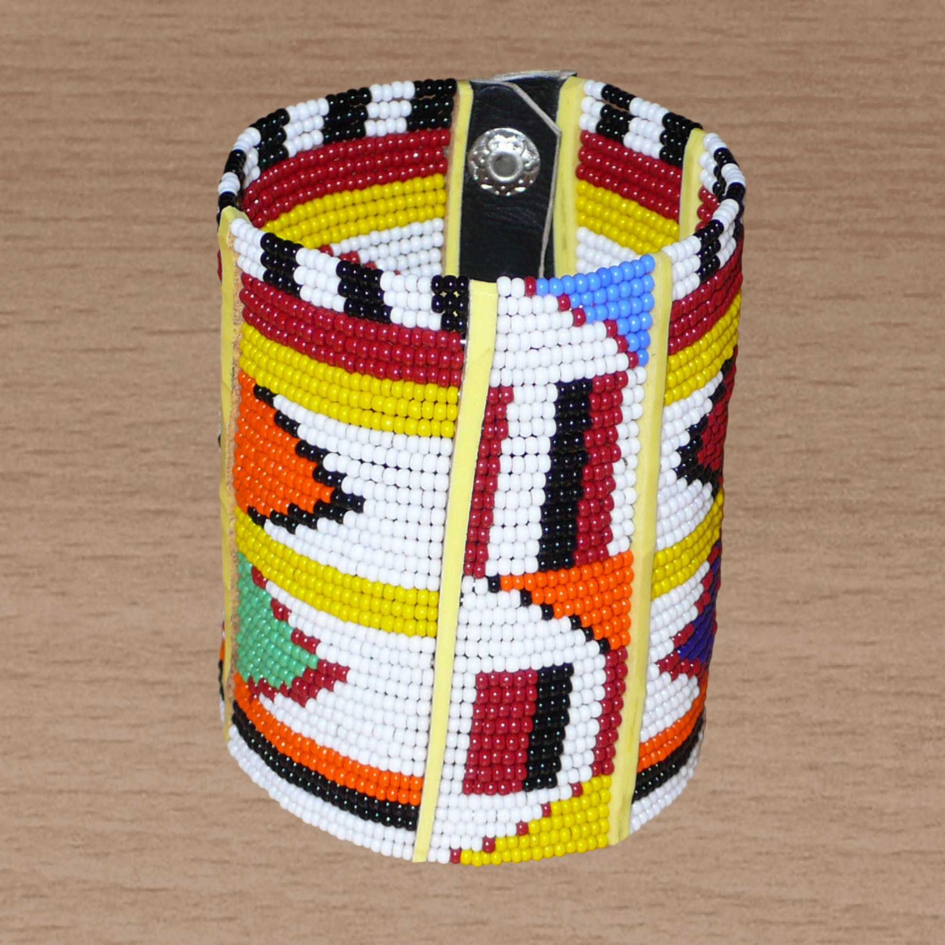 Bracelet africain traditionnel à motifs ethniques Massai composé de perles de rocaille blanches et multicolores fixées sur trente-six rangées de fils de fer.