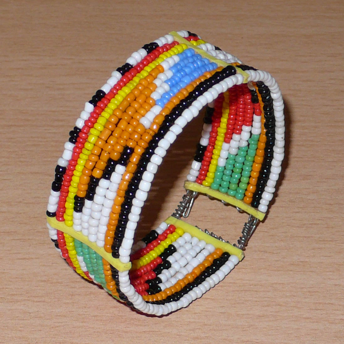 Bracelet africain ethnique traditionnel composé de dix rangées de perles de rocaille multicolores aux couleurs et motifs tribaux Massai.