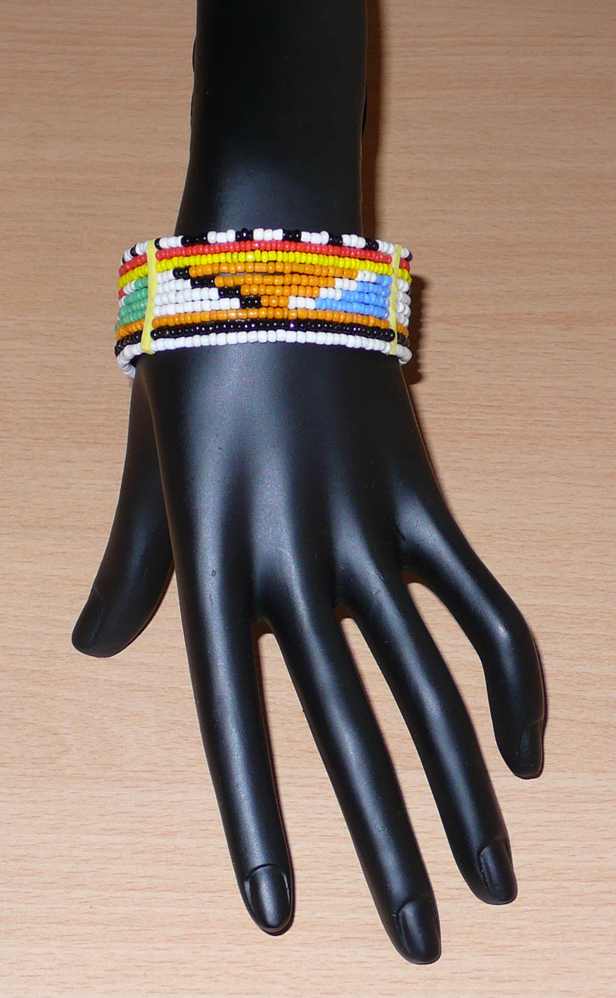 Bracelet africain ethnique traditionnel composé de dix rangées de perles de rocaille multicolores aux couleurs et motifs tribaux Massai.