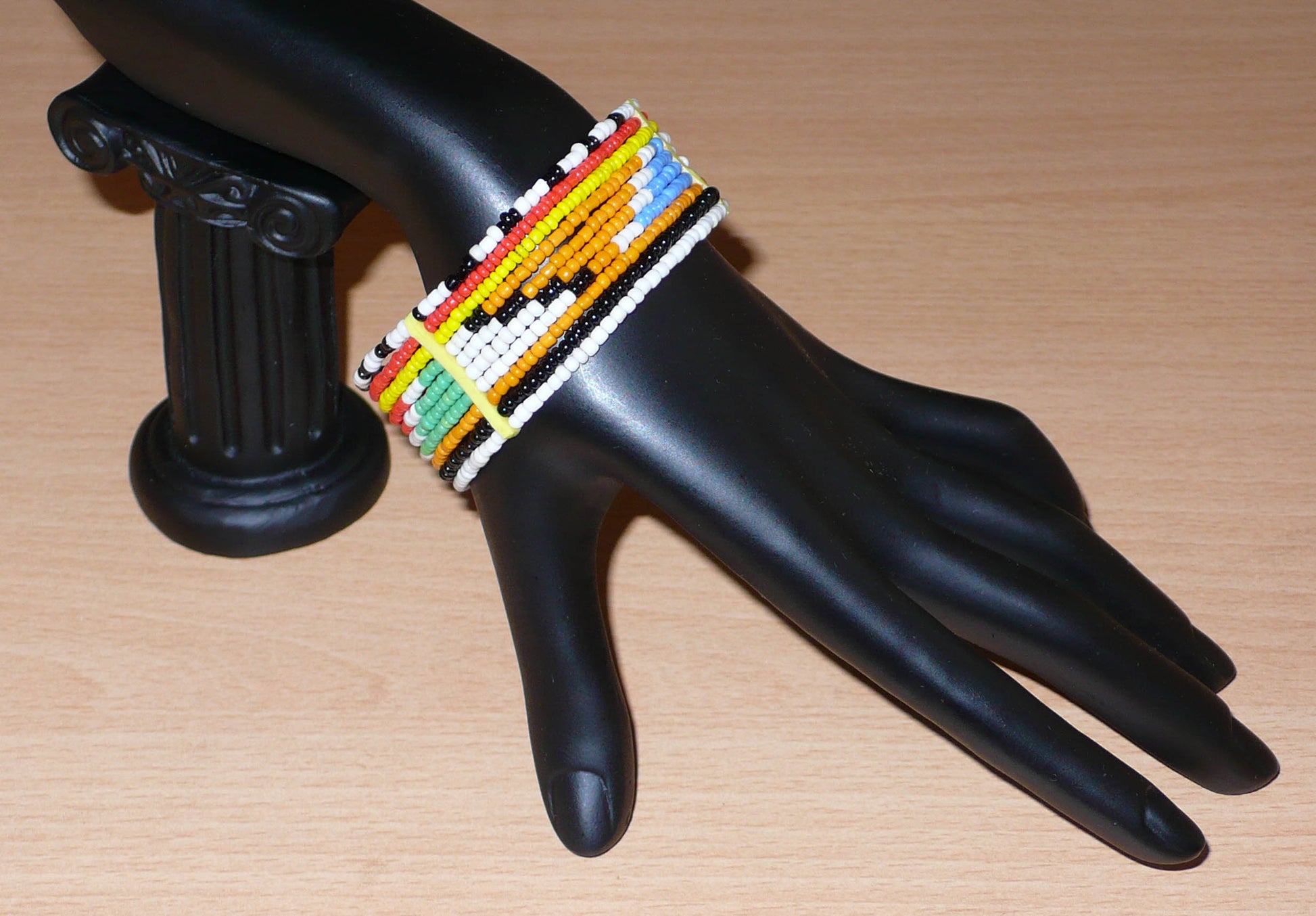 Bracelet africain ethnique traditionnel composé de dix rangées de perles de rocaille multicolores aux couleurs et motifs tribaux Massai.