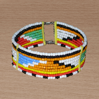 Bracelet africain ethnique traditionnel composé de dix rangées de perles de rocaille multicolores aux couleurs et motifs tribaux Massai.