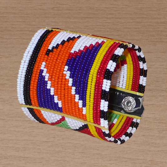 Bracelet africain ethnique multi-rangs composée de perles de rocaille aux couleurs et motifs traditionnels Massai.