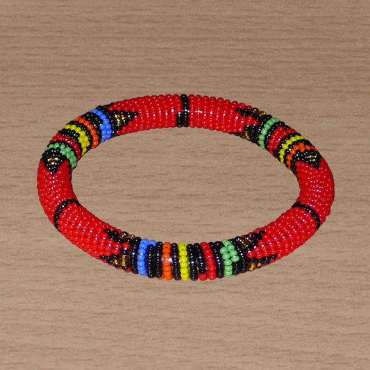 Bracelet africain rouge et multicolore à motifs ethniques traditionnels zoulous composé de perles de rocaille tissées.