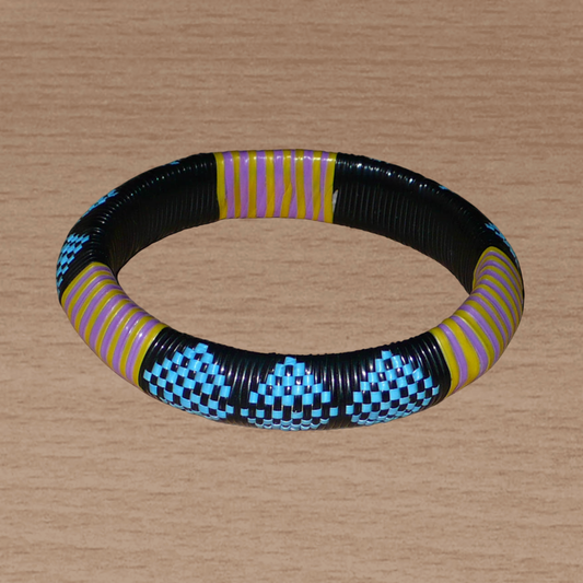 Bracelet africain à motifs tribaux composé de plastique recyclé bleu, noir, violet et jaune.