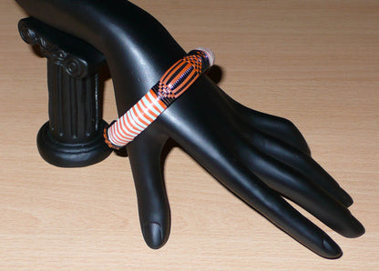 Bracelet africain tribal à motifs ethniques tressés avec du plastique recyclé orange, noir et bleu ciel.