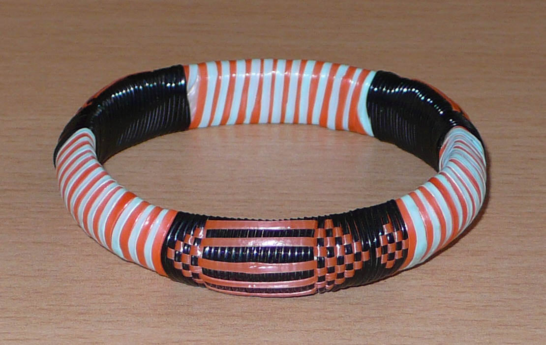 Bracelet africain tribal à motifs ethniques tressés avec du plastique recyclé orange, noir et bleu ciel.