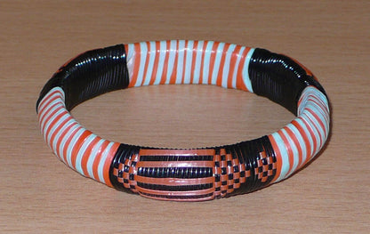 Bracelet africain tribal à motifs ethniques tressés avec du plastique recyclé orange, noir et bleu ciel.