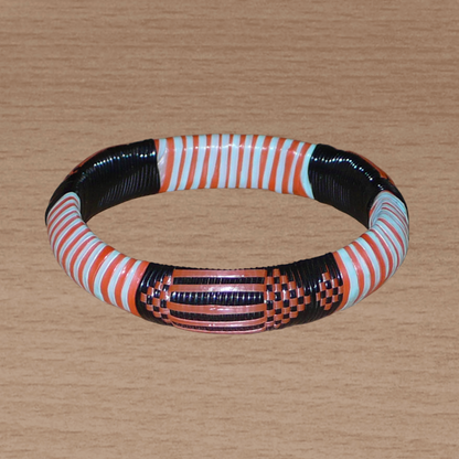 Bracelet africain tribal à motifs ethniques tressés avec du plastique recyclé orange, noir et bleu ciel.