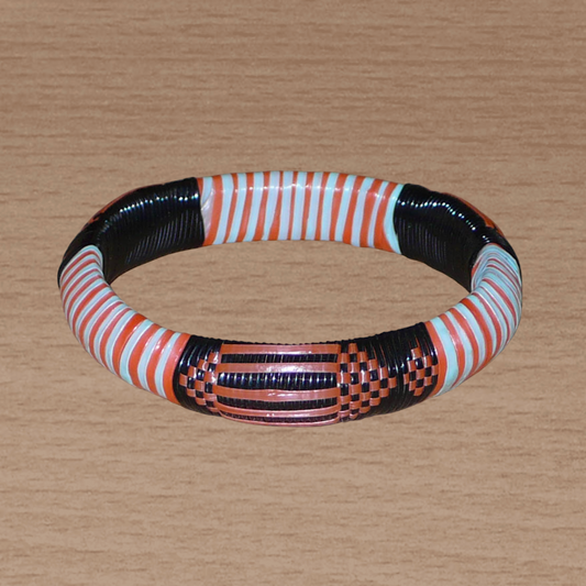 Bracelet africain tribal à motifs ethniques tressés avec du plastique recyclé orange, noir et bleu ciel.