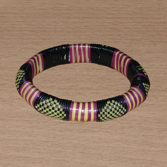 Bracelet africain tricolore à motifs tribaux : fabriqué au Burkina Faso dans une optique artisanale eco-responsable, il se compose de plastique recyclé jaune, noir et violet.