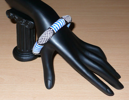 Bracelet africain tricolore à motifs ethniques fabriqué dans une optique eco-responsable avec du plastique recyclé bleu, blanc et noir.