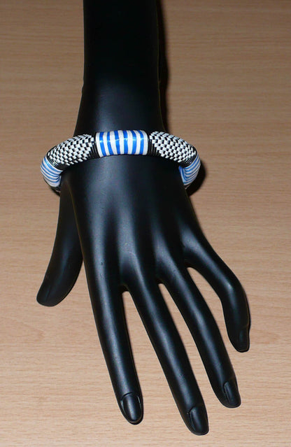 Bracelet africain tricolore à motifs ethniques fabriqué dans une optique eco-responsable avec du plastique recyclé bleu, blanc et noir.