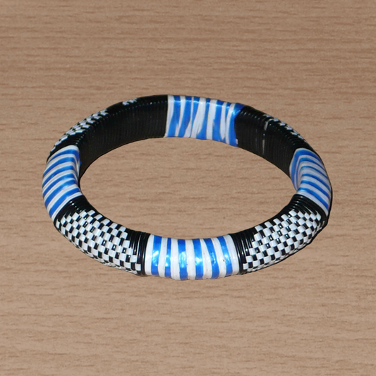 Bracelet africain tricolore à motifs ethniques fabriqué dans une optique eco-responsable avec du plastique recyclé bleu, blanc et noir.