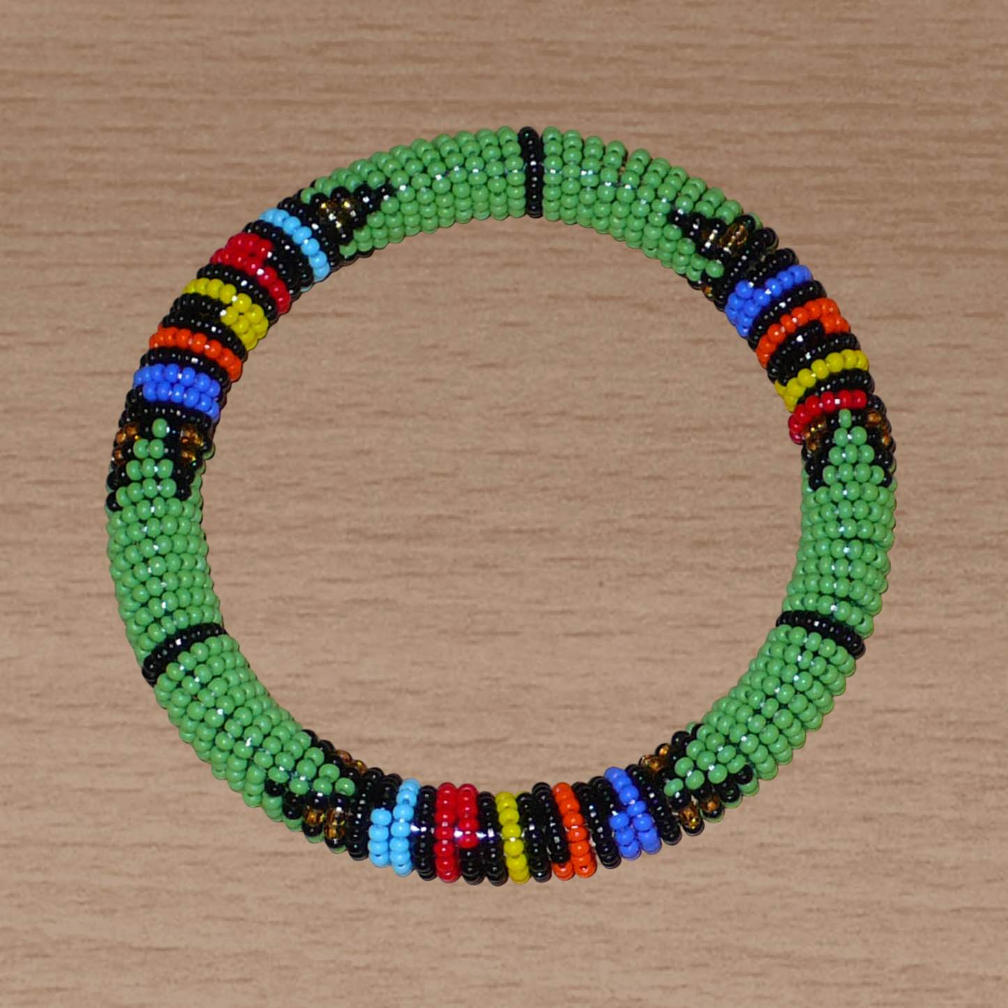 Bracelet sud-africain tubulaire vert et multicolore à motifs ethniques zoulous.