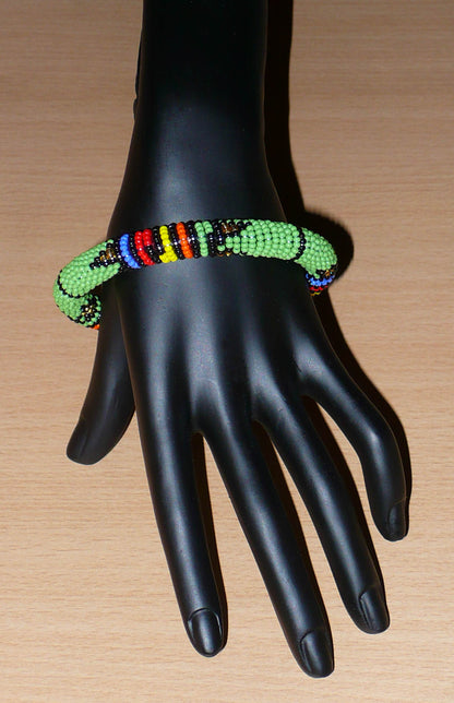 Bracelet sud-africain tubulaire vert et multicolore à motifs ethniques zoulous.