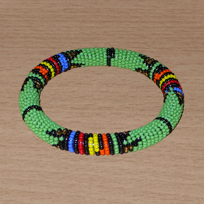 Bracelet sud-africain tubulaire vert et multicolore à motifs ethniques zoulous.