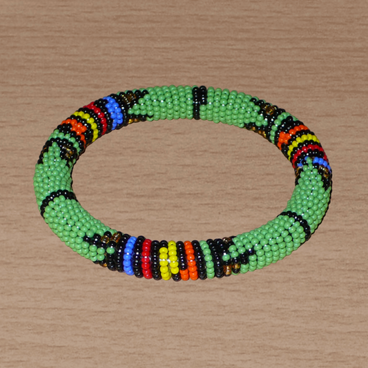 Bracelet sud-africain tubulaire vert et multicolore à motifs ethniques zoulous.