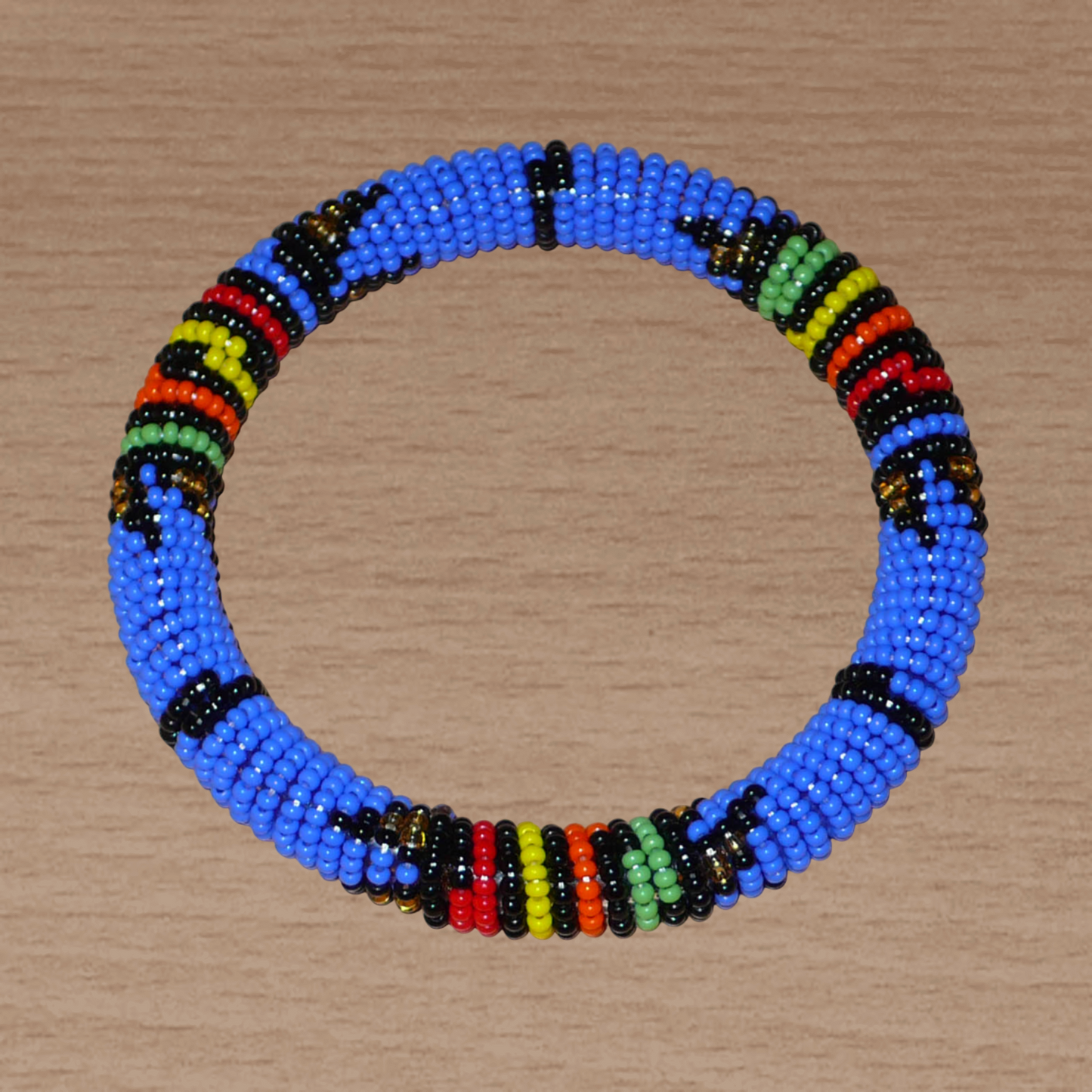 Bracelet africain tubulaire à motifs ethniques traditionnels zoulous composé de perles de rocaille bleues et multicolores.