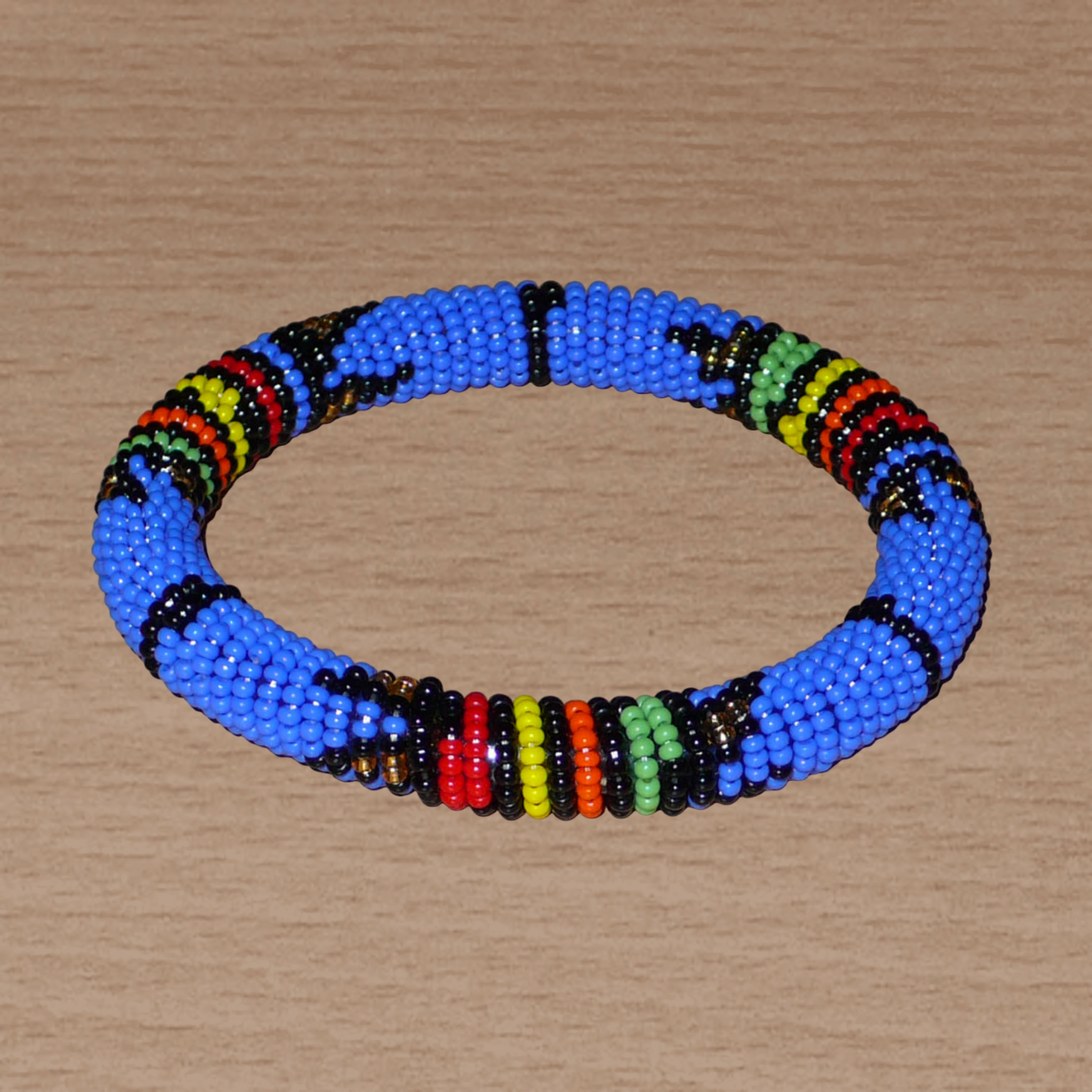 Bracelet africain tubulaire à motifs ethniques traditionnels zoulous composé de perles de rocaille bleues et multicolores.