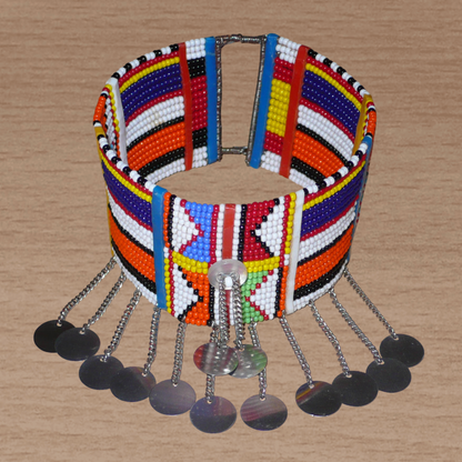 Bracelet de cheville africain Massai à motifs tribaux traditionnels composé de vingt rangées de perles multicolores et décoré de chaînettes et de disques métalliques.