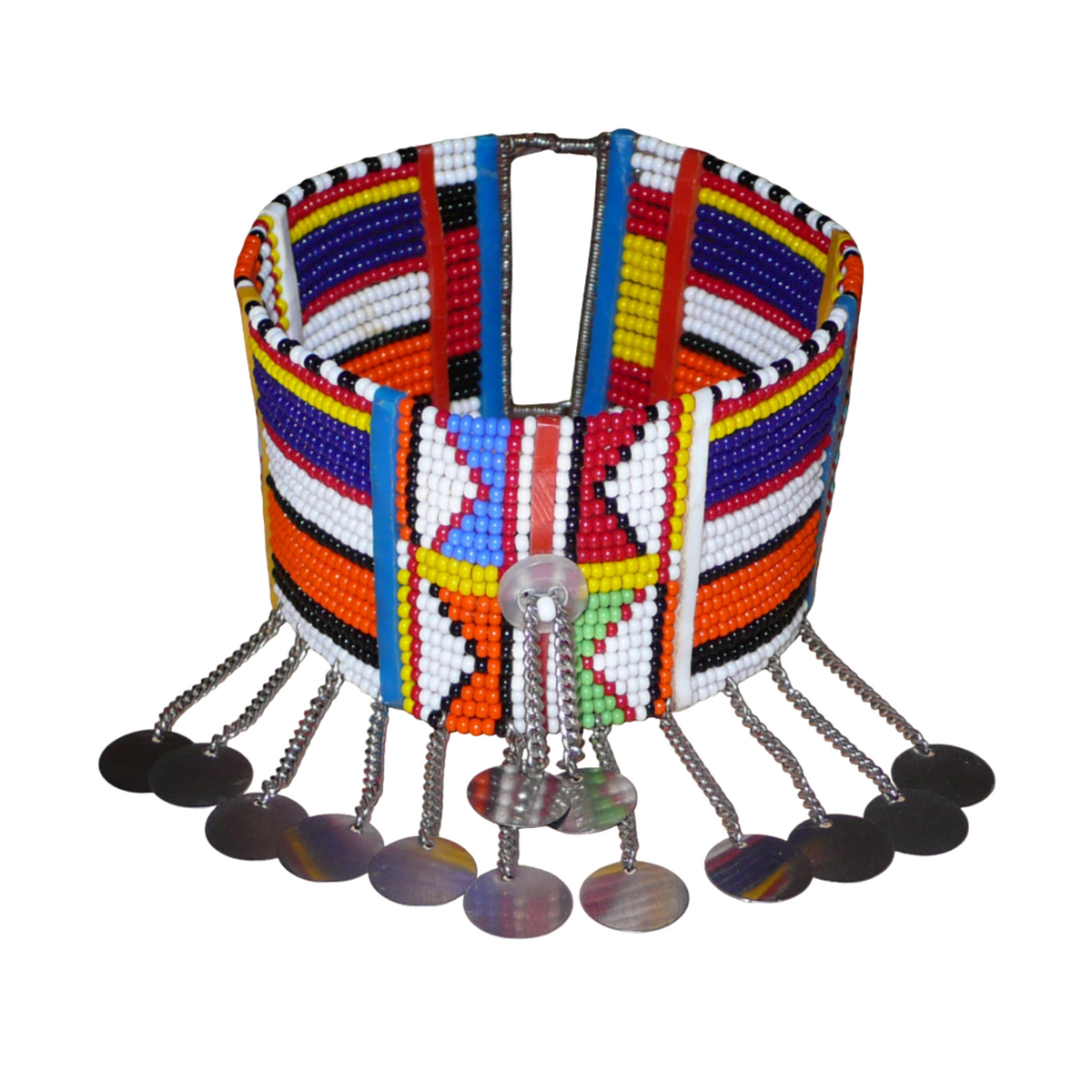 Bracelet de cheville africain Massai à motifs tribaux traditionnels composé de vingt rangées de perles multicolores et décoré de chaînettes et de disques métalliques.