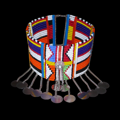 Bracelet de cheville africain Massai à motifs tribaux traditionnels composé de vingt rangées de perles multicolores et décoré de chaînettes et de disques métalliques.