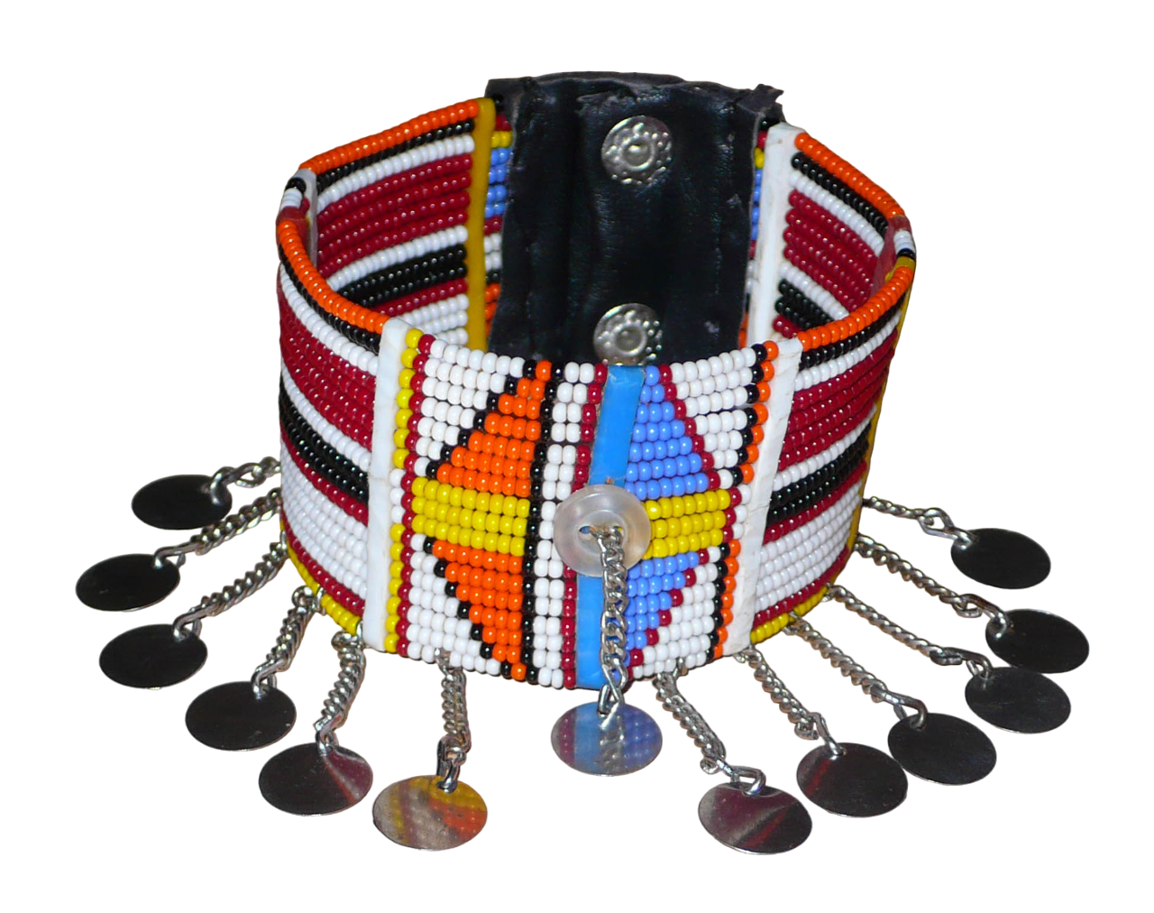 Bracelet de cheville africain Massai à motifs géométriques traditionnel composé de dix-sept rangées de perles de rocaille multicolores et prolongé de chaînettes ornées de disques de métal.