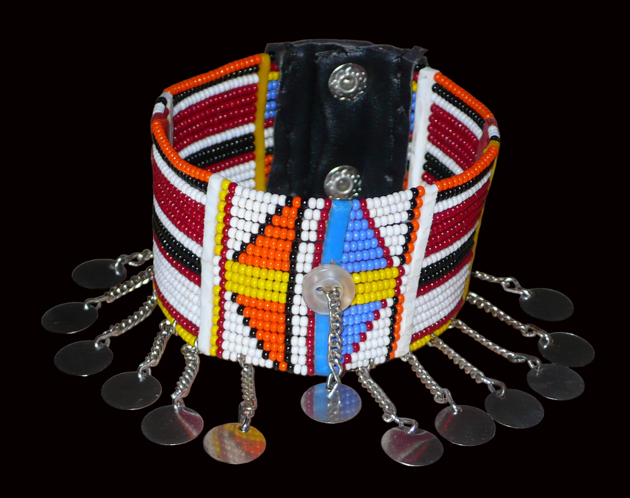 Bracelet de cheville africain Massai à motifs géométriques traditionnel composé de dix-sept rangées de perles de rocaille multicolores et prolongé de chaînettes ornées de disques de métal.