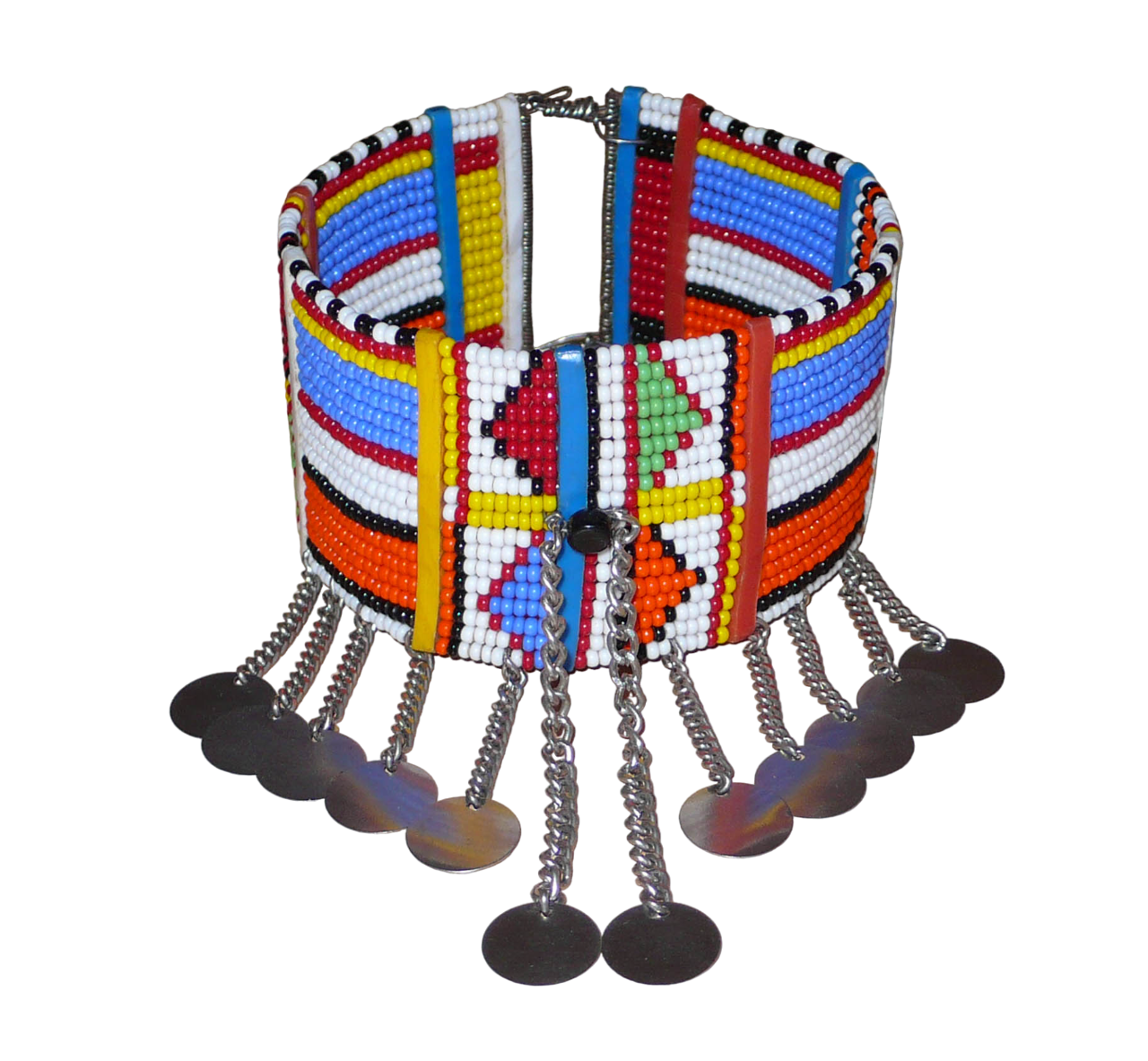 Authentique bracelet africain de cheville à motifs tribaux Massai composé de dix-huit rangées de perles de rocaille, et décoré de chaînettes ornées de disques métalliques.